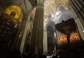 La Virgen de las Angustias preside la misa flamenca en la Catedral de Sevilla, en imágenes