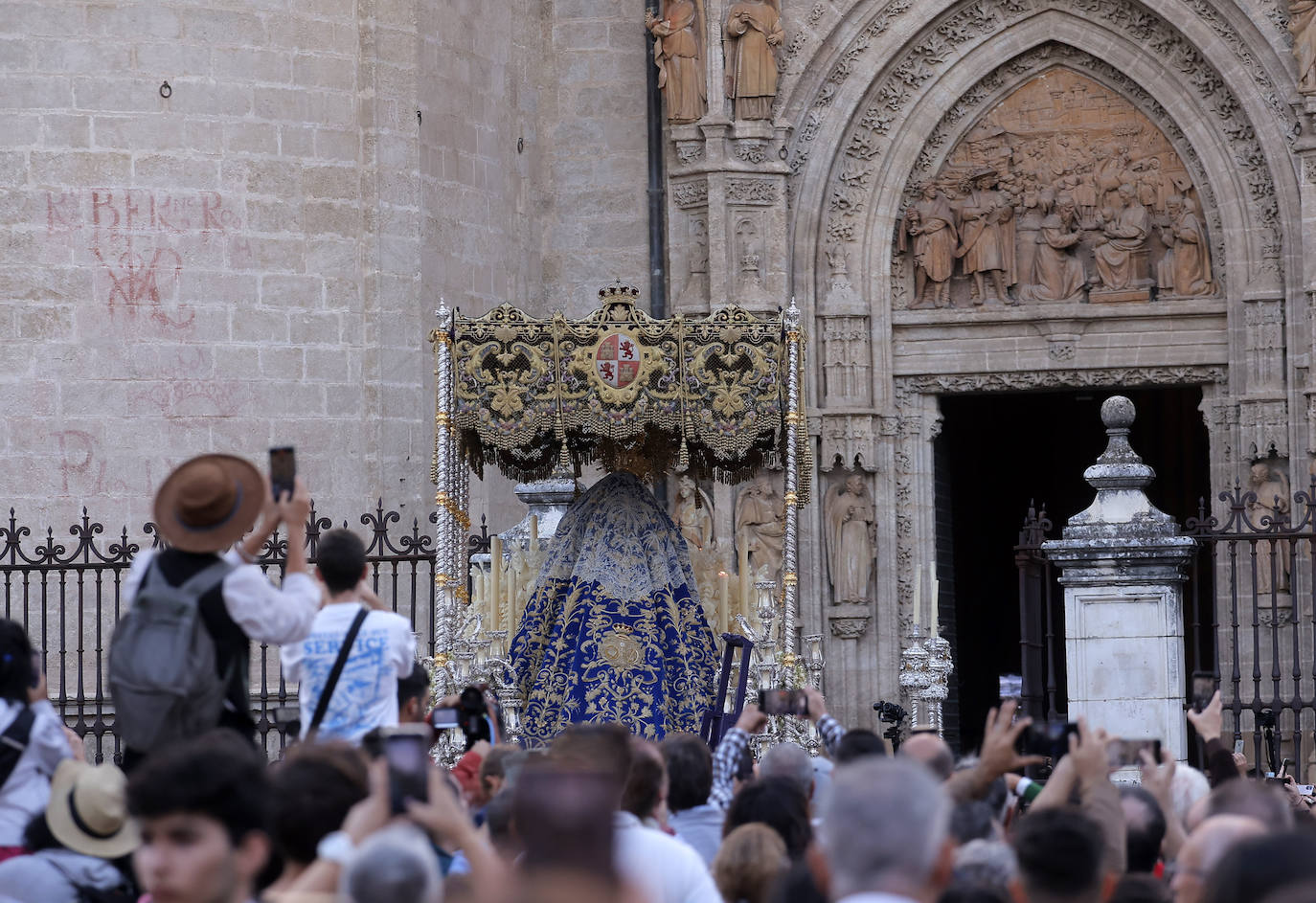 La Virgen de las Angustias se traslada a la Catedral para presidir una misa flamenca