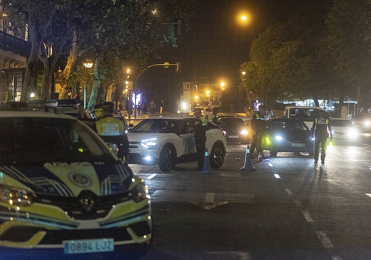 Uno de los controles de la Policía que se montó este viernes en Reyes Católicos