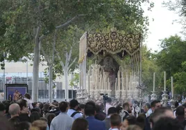 En imágenes, la procesión de La Milagrosa al hospital de San Juan de Dios de Sevilla