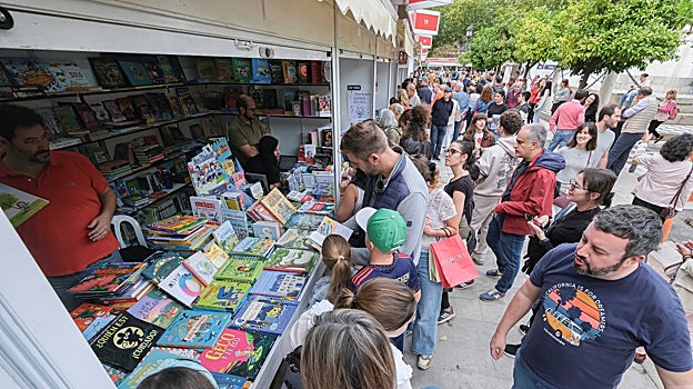 Mucha animación y muchos niños en la jornada dominical de la Feria del Libro en la Plaza Nueva