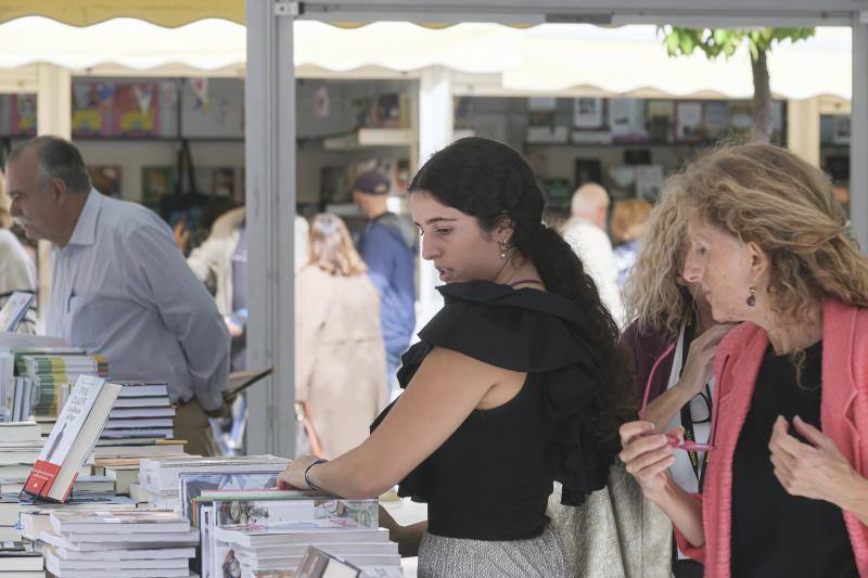Ambiente dominical en las casetas de la Feria del Libro de Sevilla
