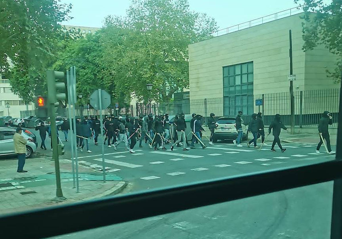 Medio centenar de ultras portan palos, botellas y bengalas, antes del enfrentamiento