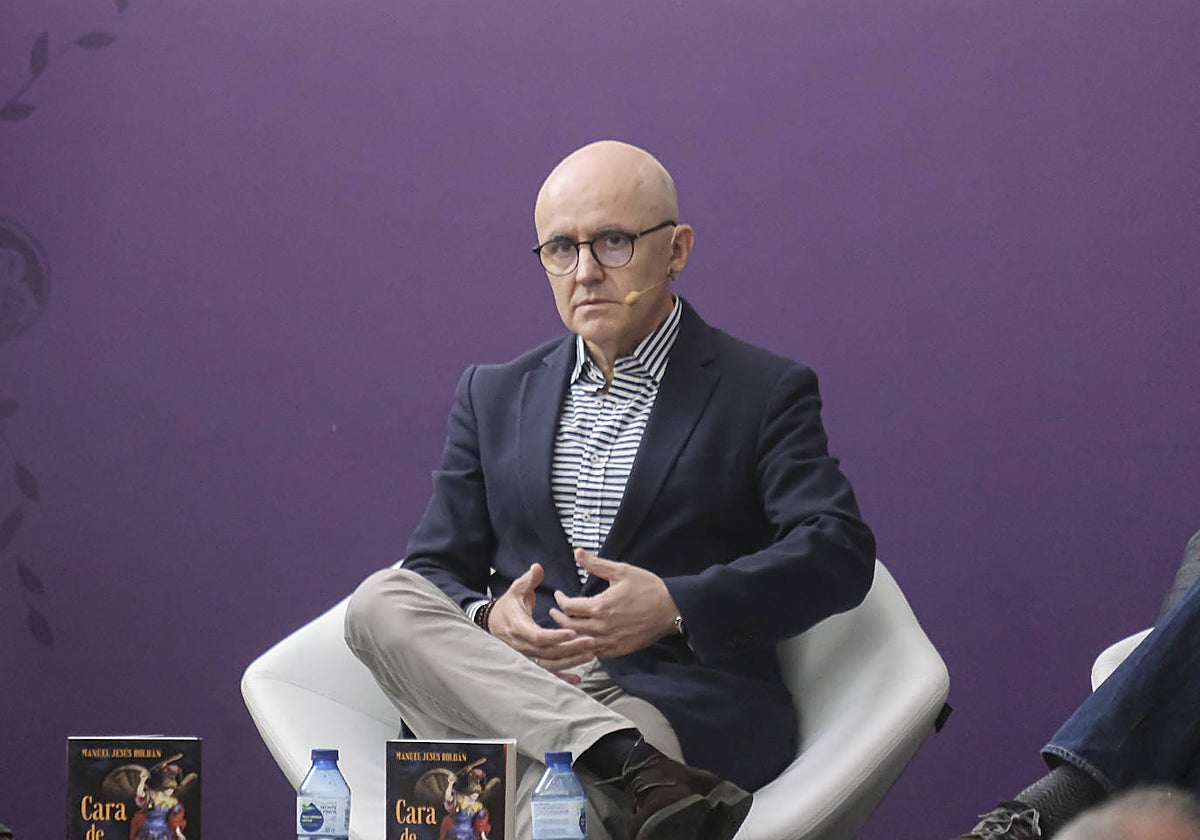 Manuel Jesús Roldán durante la presentación de su novela en la Feria del Libro de Sevilla