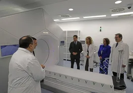 En imágenes, la visita de Juanma Moreno a la Unidad de Oncología del Virgen del Rocío