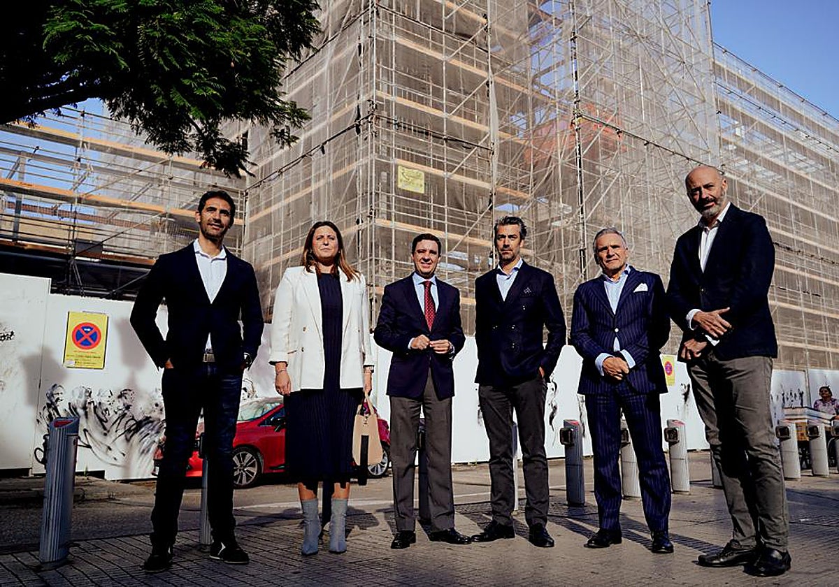 Ediles del Ayuntamiento, junto a directivos de la cadena Hyatt