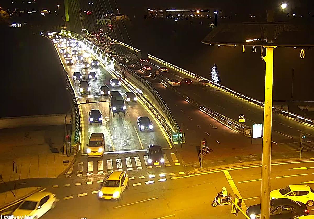 El accidente de tráfico ha tenido lugar en el entorno del puente del Alamillo, en Sevilla