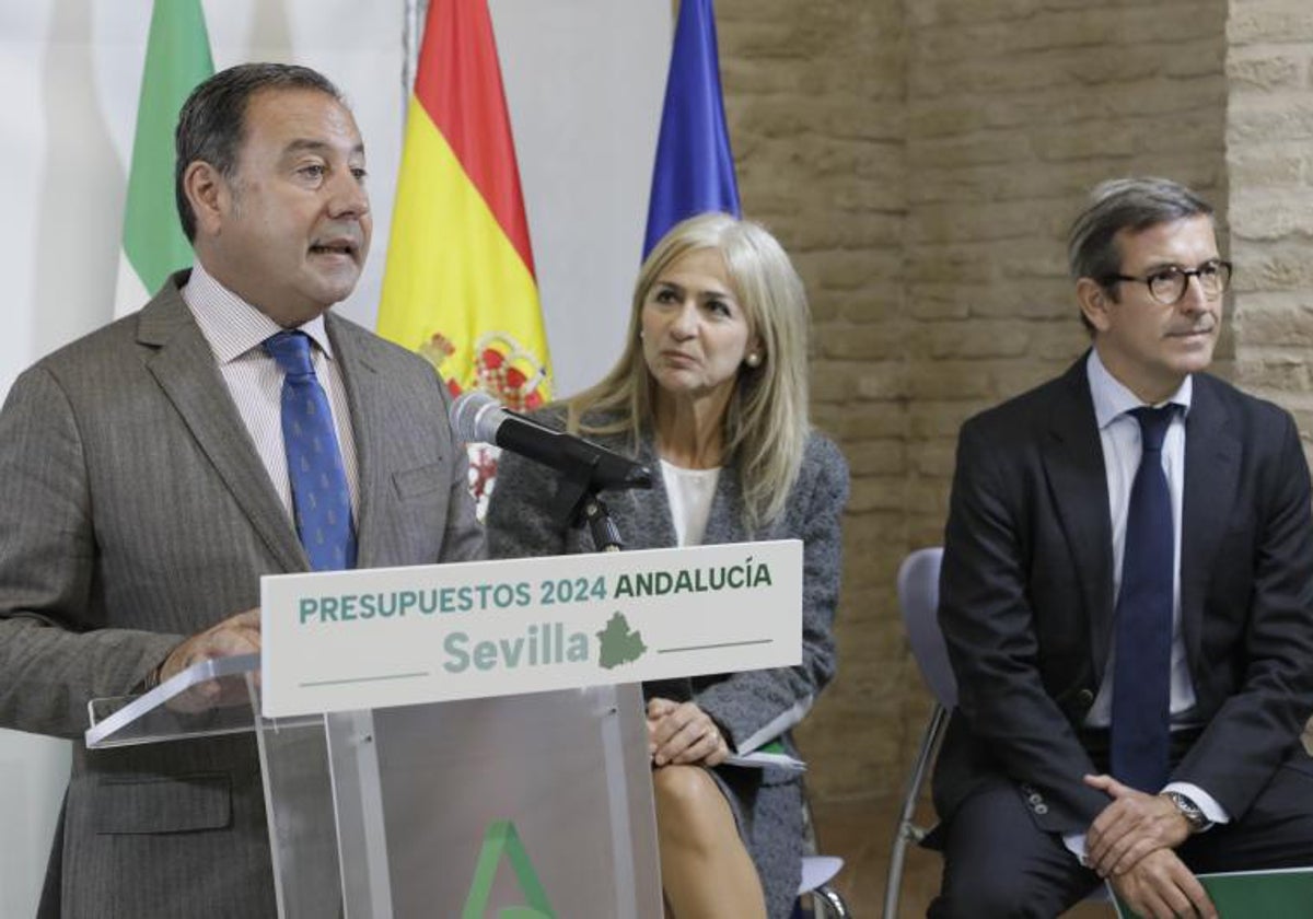 La consejera de Desarrollo Educativo y Formacion Profesional, Patricia del Pozo, y el consejero de Industria, Energia y Minas, Jorge Paradela, junto al delegado del Gobierno de la Junta de Andalucia en Sevilla, Ricardo Sanchez, presentan los Presupuestos de la Junta 2024 para la provincia de Sevilla