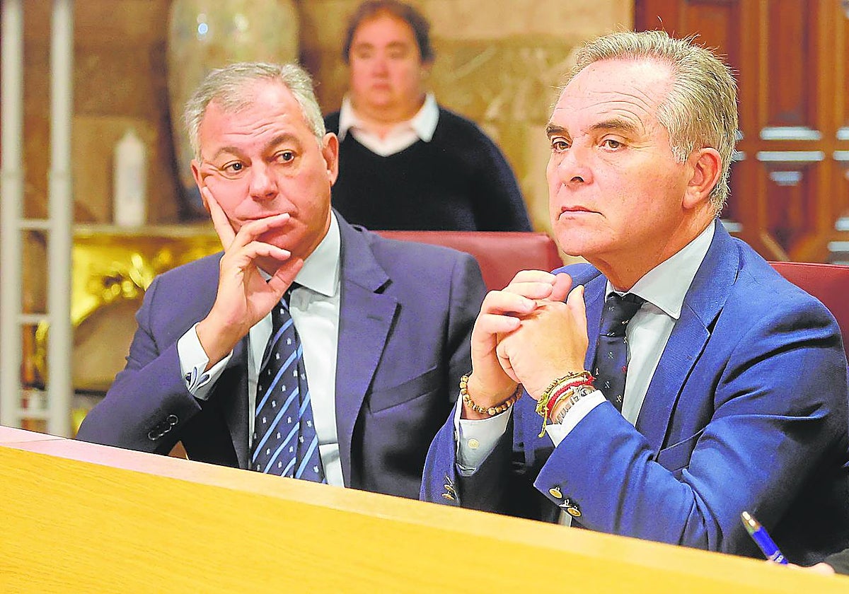 El alcalde de Sevilla, José Luis Sanz, junto al delegado de Hacienda, Juan Bueno