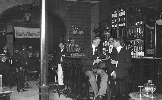 Una de las fotografías más antiguas y más bellas de bares del archivo de ABC