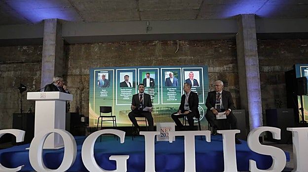 Juan Aguilera ha moderado la mesa en la que han participado Jesús Ortega, Ernesto Sánchez y José María Flores