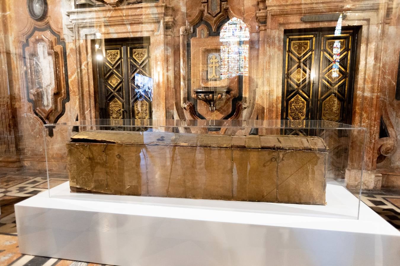 Alguno de los momentos de la inauguración de la exposición 'San Fernando, el que más teme a Dios' en la Catedral