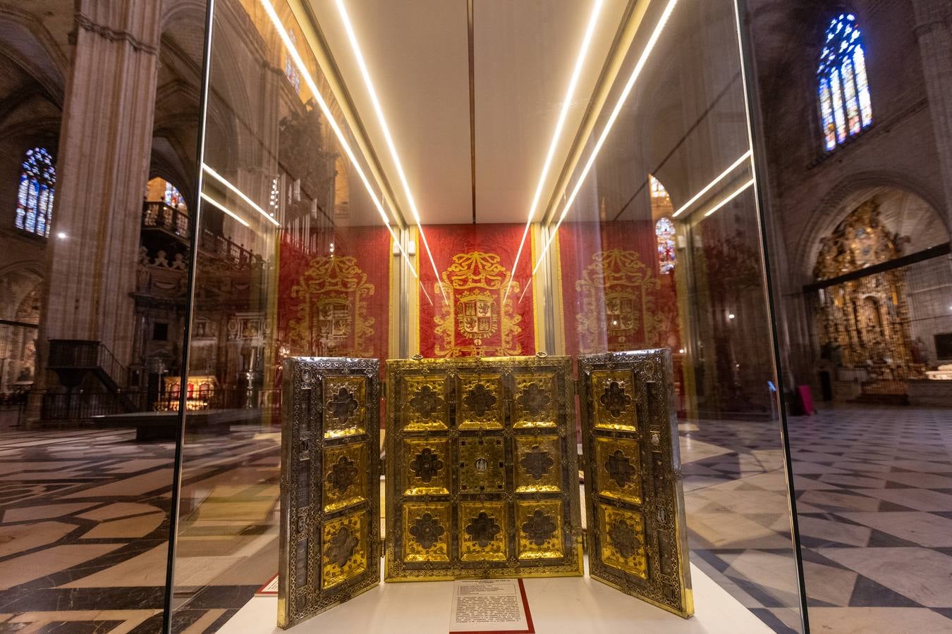 Alguno de los momentos de la inauguración de la exposición 'San Fernando, el que más teme a Dios' en la Catedral