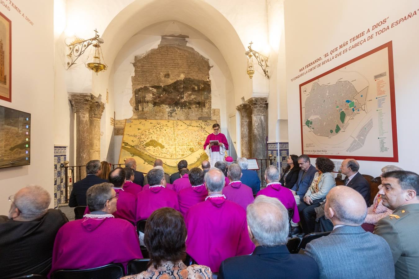 Alguno de los momentos de la inauguración de la exposición 'San Fernando, el que más teme a Dios' en la Catedral