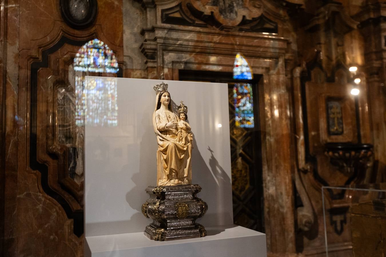 Alguno de los momentos de la inauguración de la exposición 'San Fernando, el que más teme a Dios' en la Catedral