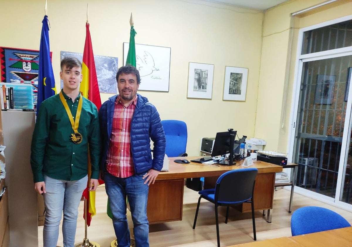 Miguel Ruiz Baca con el director del centro Ismael Luelmo