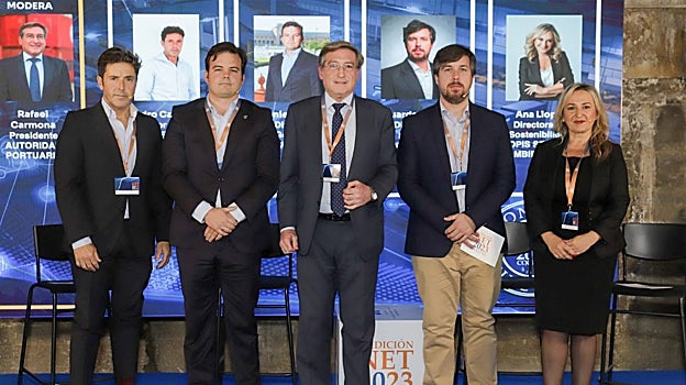 Rafael Carmona, en el centro, moderador de la mesa redonda en la que han participado Pedro Caraballo, Dani García, Eduardo Galindo y Ana Llopis