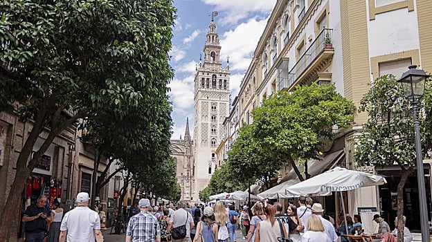 Turistas por la calle Mateos Gago, con las impresionantes vistas de la Giralda al fondo
