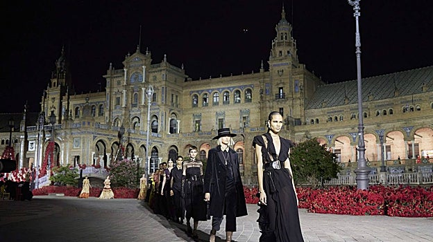 Desfile de la prestigiosa casa Dior en la plaza de España