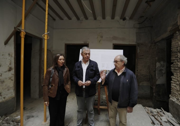 José Luis Sanz con los sobrinos nietos de Cernuda, Ángel y Ana Yanguas