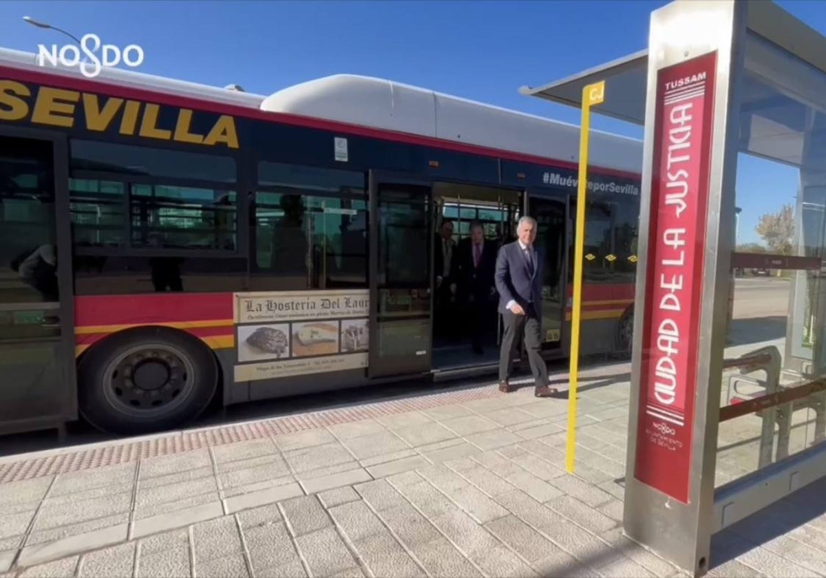 El alcalde, José Luis Sanz, se baja en la parada Ciudad de la Justicia de la nueva lanzadera a Palmas Altas