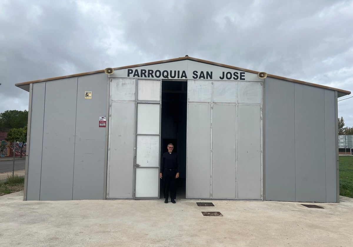 El Padre Leonardo a las puertas del templo prefabricado que alberga la parroquia de San José en Las Infantas