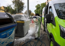 Lipasam estrena una unidad rápida de baldeo para actuar en los «puntos negros» de la ciudad