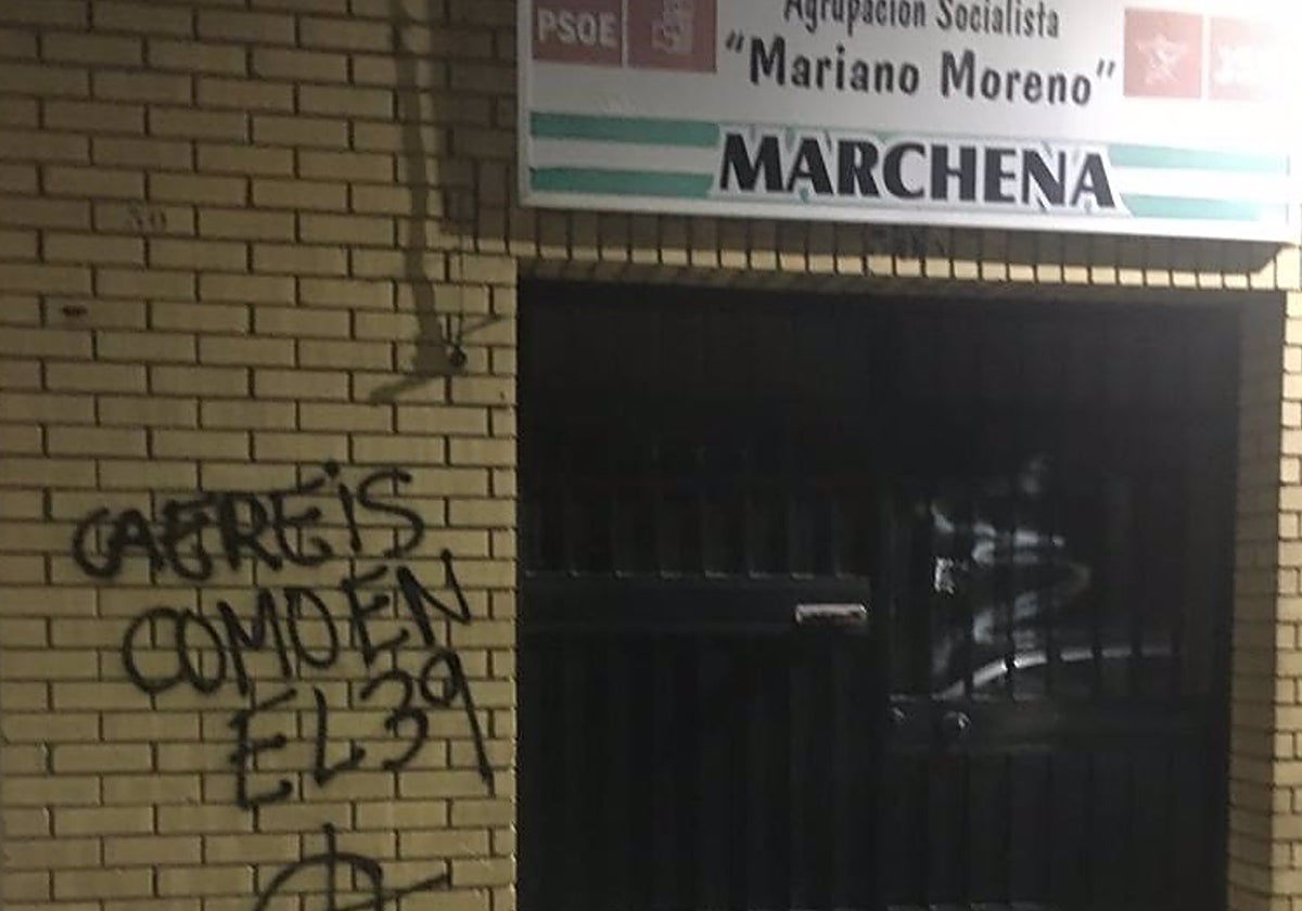Imagen de la pintada ante la sede del PSOE de Marchena