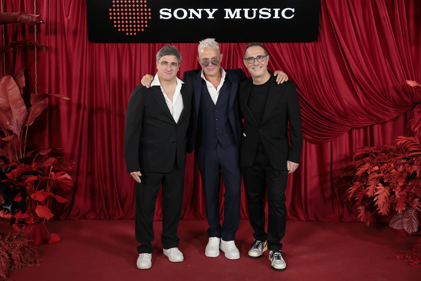 Alejandro Sanz con dos asistentes a la fiesta de Sony Music