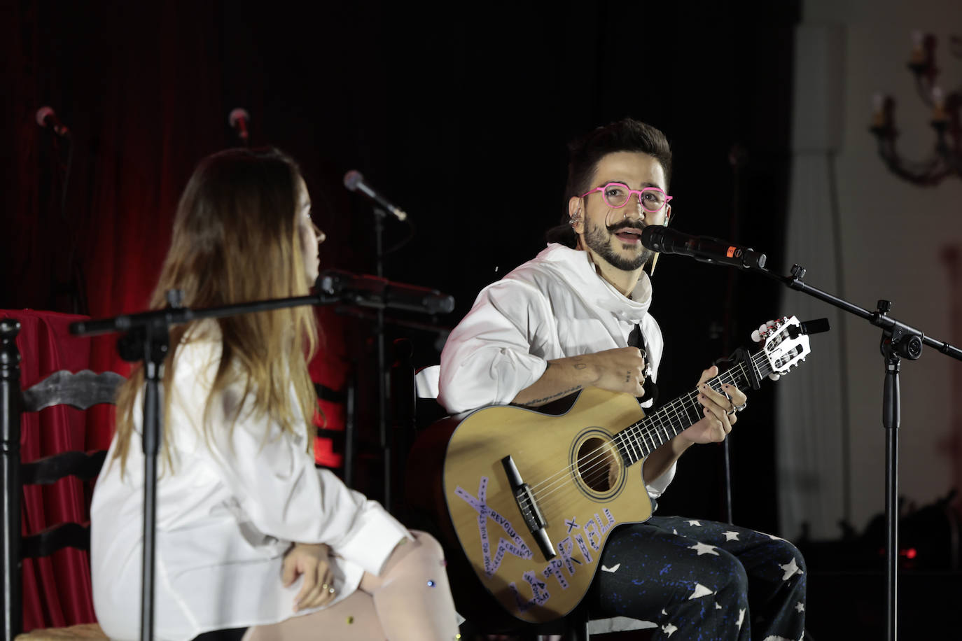 Camilo interpretando una canción