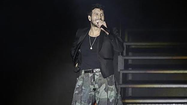 El cantante en su último concierto en Sevilla