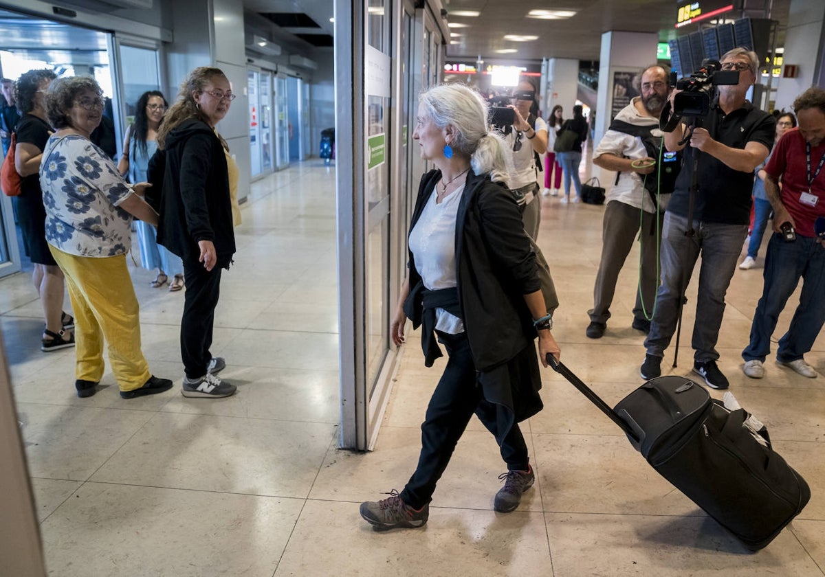 Una mujer en el aeropuerto Adolfo Suárez