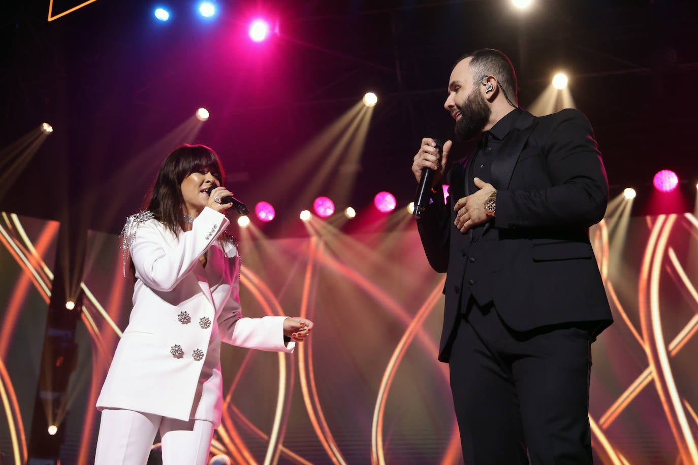 Laura Pausini recibe el premio a la Persona del Año en una gala en el Palacio de Congresos y Exposiciones de Sevilla