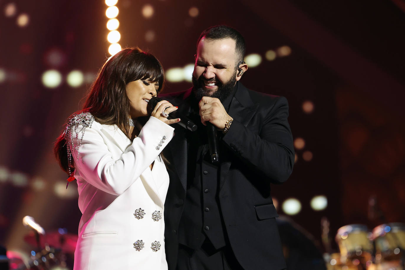 Laura Pausini recibe el premio a la Persona del Año en una gala en el Palacio de Congresos y Exposiciones de Sevilla