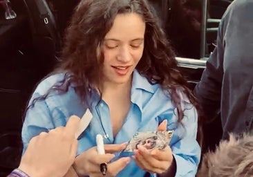 Rosalía sorprende a los fans en Sevilla con una estampa de la Macarena en la previa de los Grammy Latino