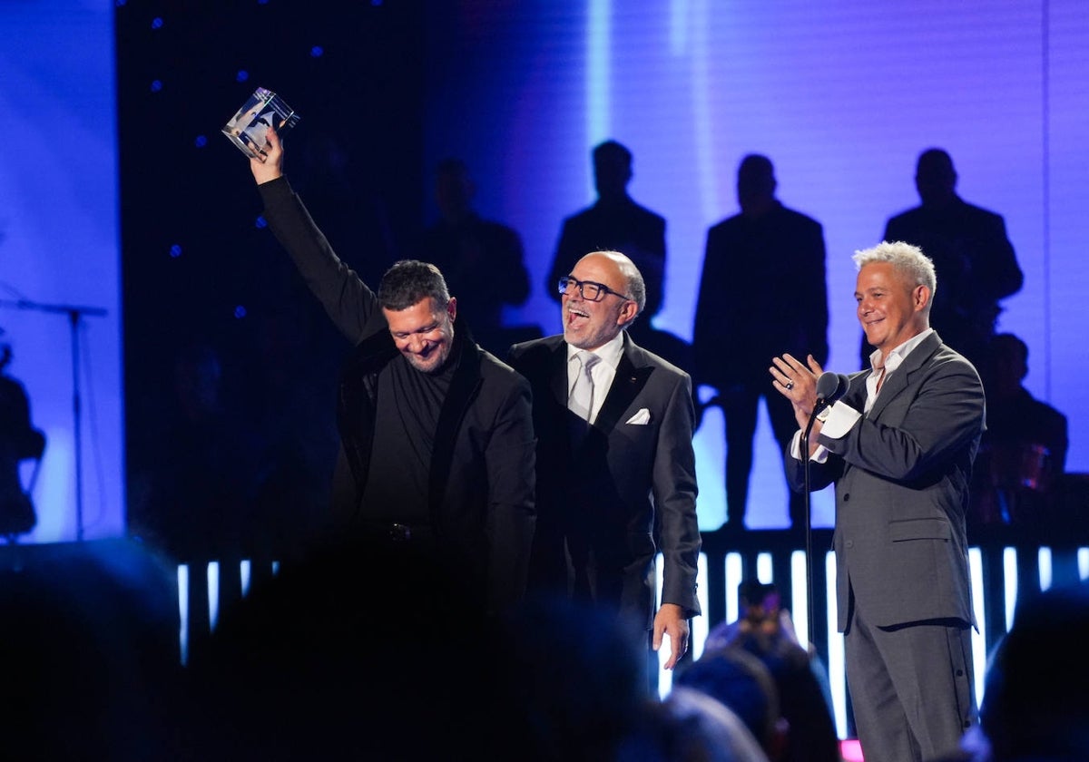 Antonio Banderas levanta el premio recibido ante el aplauso de Alejandro Sanz y Manuel Abud