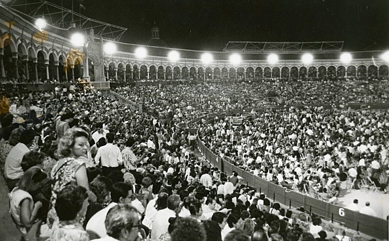 Imagen principal - Los asistentes al concierto de Julio Iglesias en Sevilla en 1988