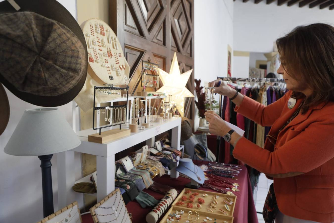 Mercado de Navidad de la asociación Nuevo Futuro Sevilla instalado en la Fundación Valentín de Madariaga