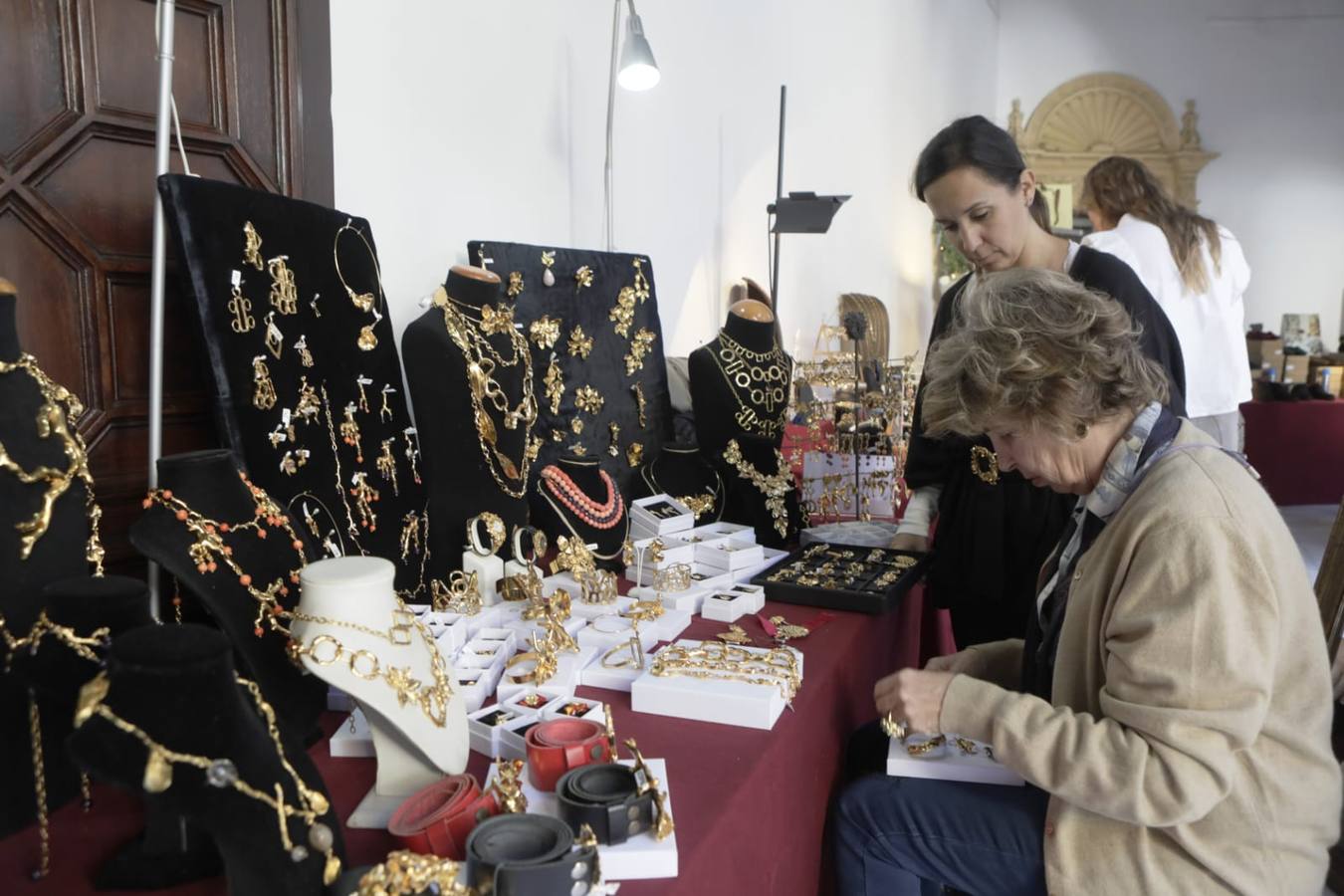 Mercado de Navidad de la asociación Nuevo Futuro Sevilla instalado en la Fundación Valentín de Madariaga