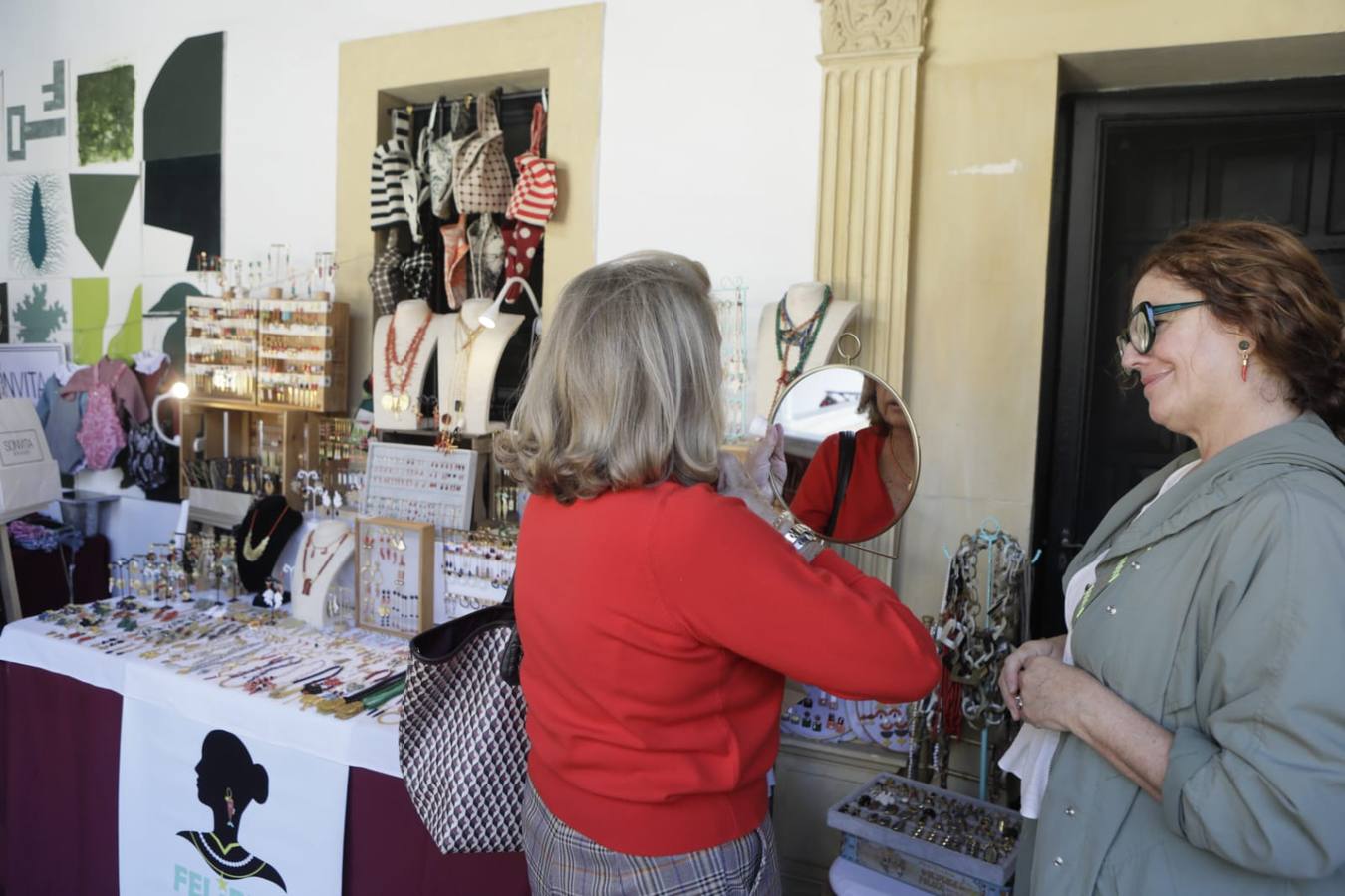 Mercado de Navidad de la asociación Nuevo Futuro Sevilla instalado en la Fundación Valentín de Madariaga