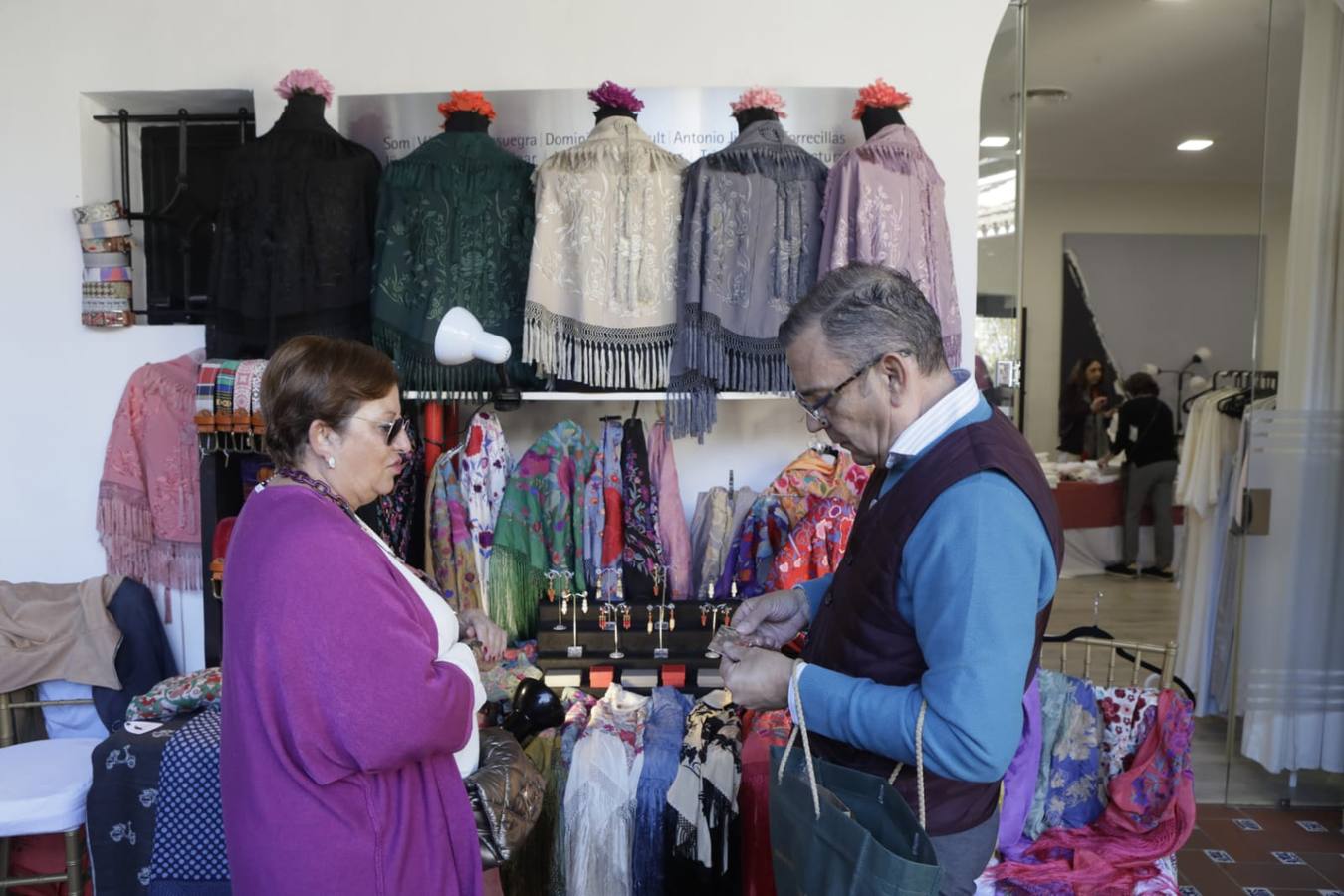 Mercado de Navidad de la asociación Nuevo Futuro Sevilla instalado en la Fundación Valentín de Madariaga