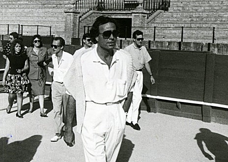 Imagen secundaria 1 - Los asistentes al concierto de Julio Iglesias en Sevilla en 1988