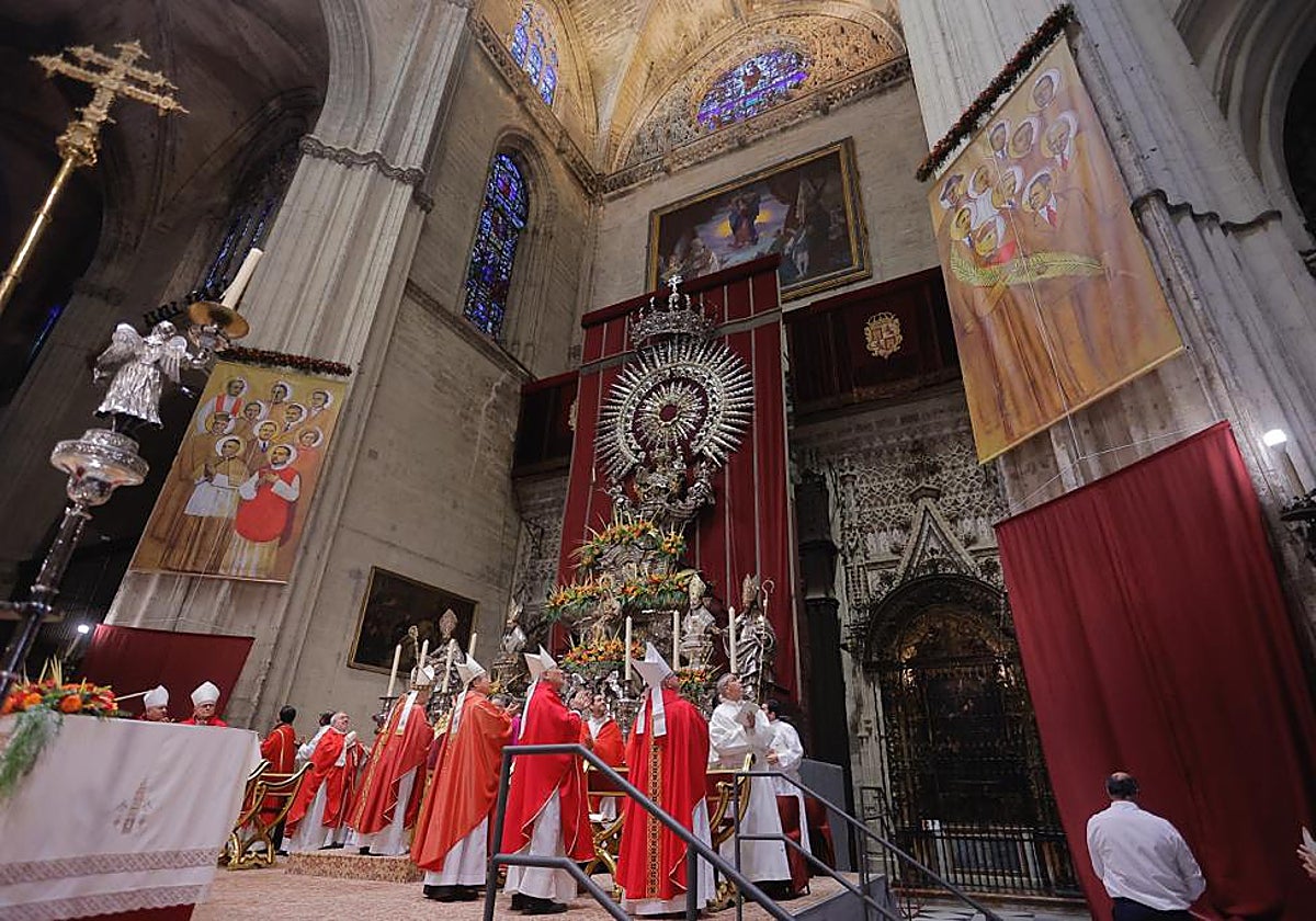 Momento en el que se descubren los tapices en la beatificación de los 20 mártires sevillanos del siglo XX