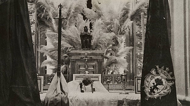 Bilbao, 19/08/1948. VII Centenario de la Marina Española. Las reliquias del Rey Fernando III expuestas en la Capilla de San Ignacio de la Diputación de Bilbao