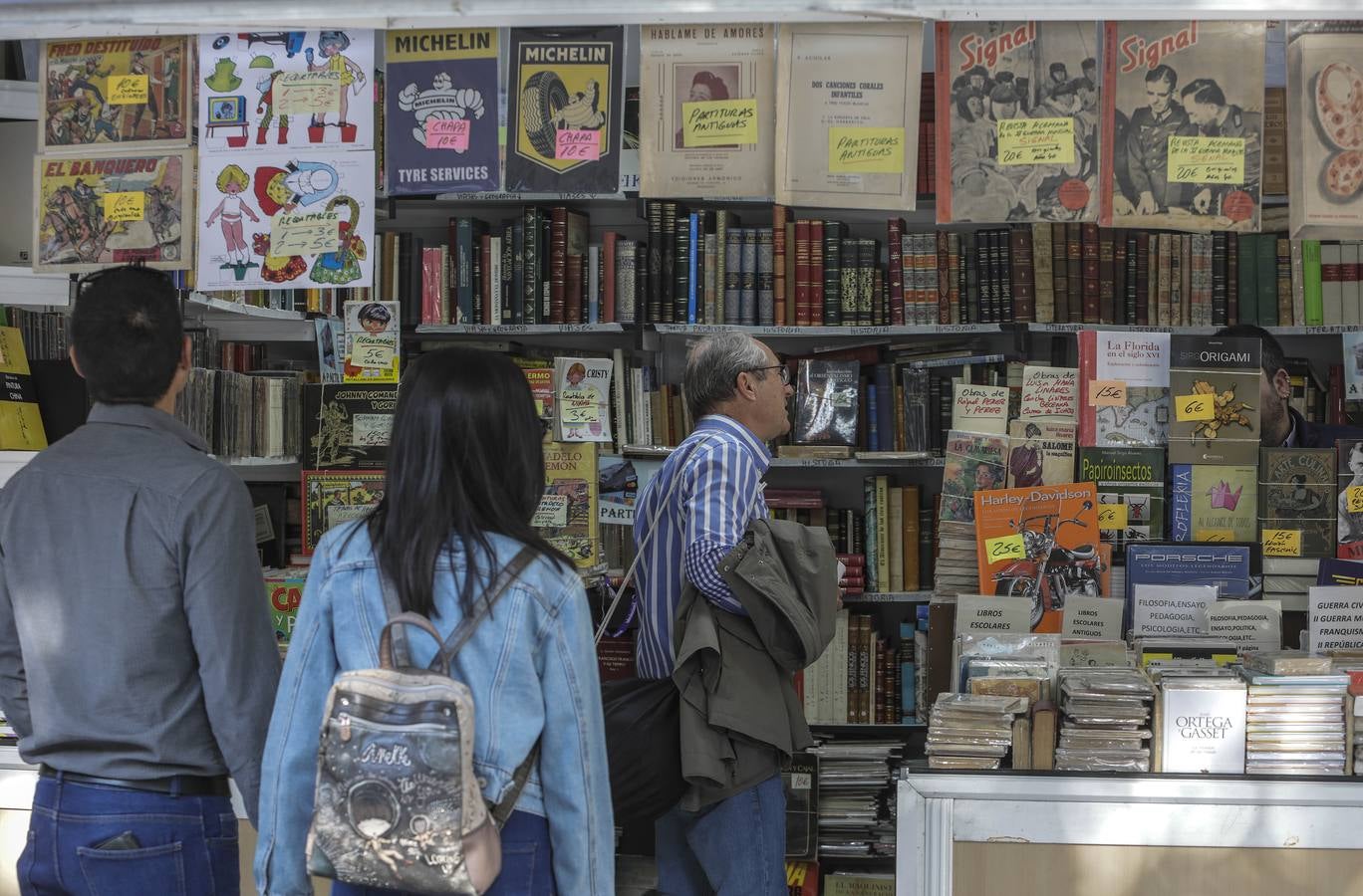 La feria del libro antiguo, en imágenes, en la Plaza Nueva de Sevilla