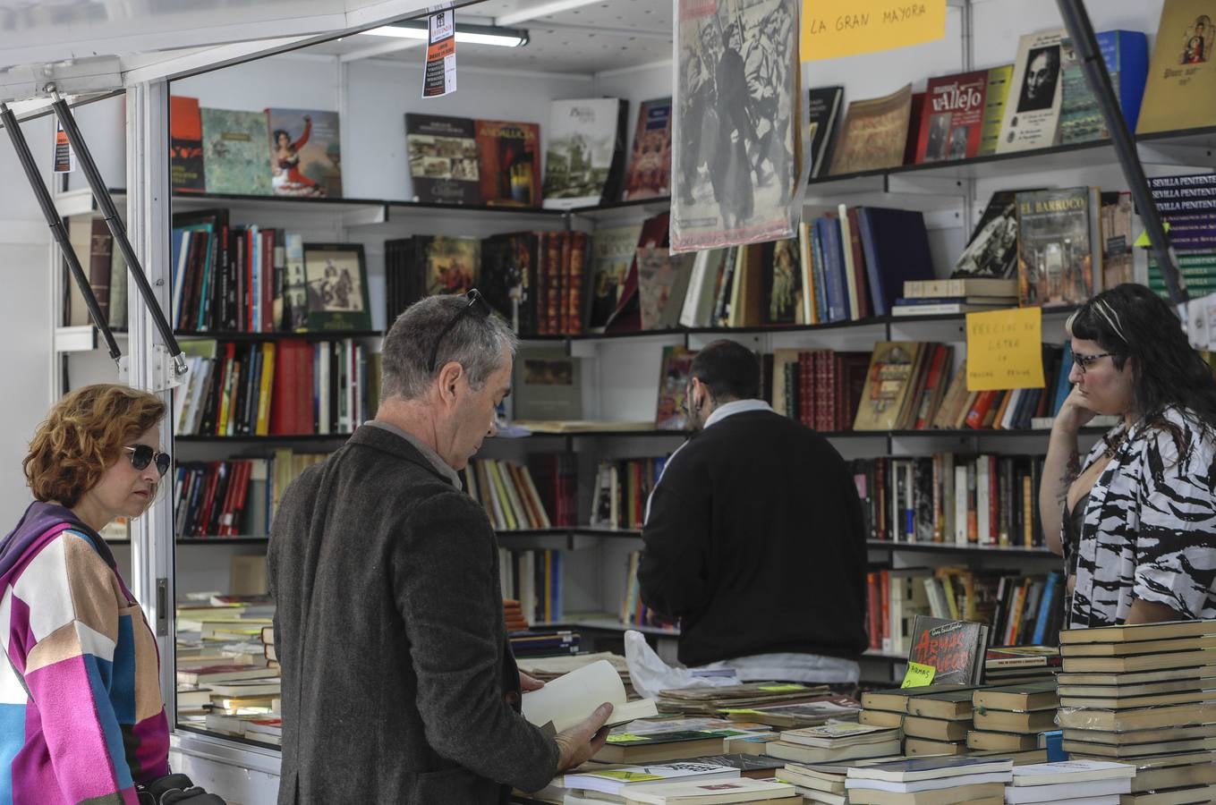 La feria del libro antiguo, en imágenes, en la Plaza Nueva de Sevilla