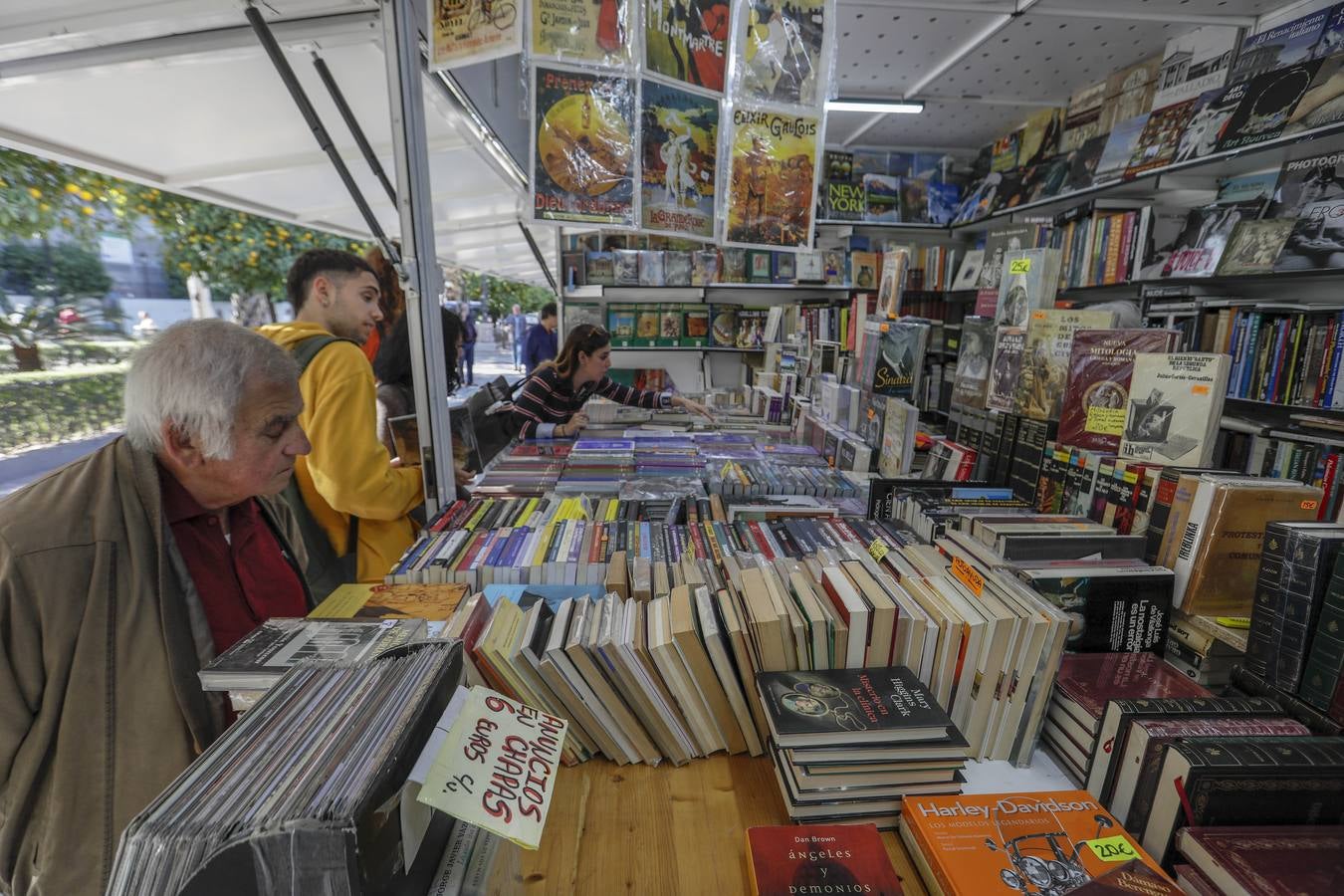 La feria del libro antiguo, en imágenes, en la Plaza Nueva de Sevilla