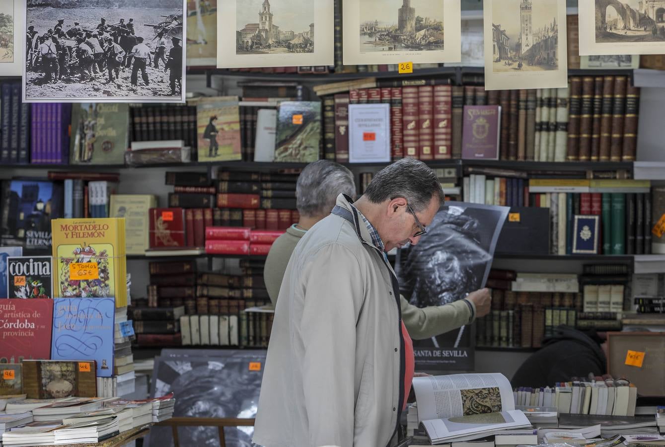 La feria del libro antiguo, en imágenes, en la Plaza Nueva de Sevilla