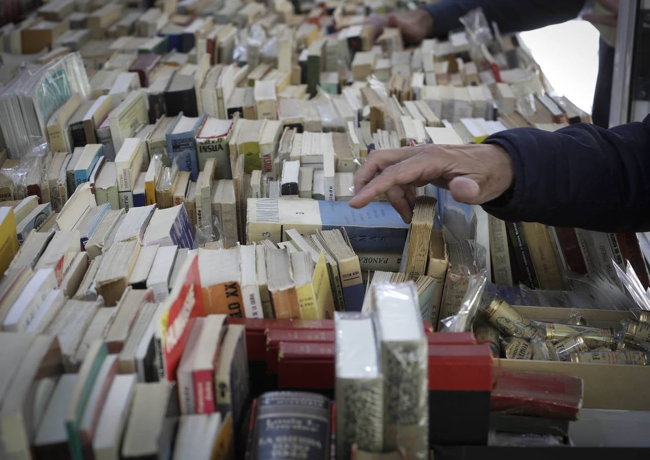 La feria del libro antiguo, en imágenes, en la Plaza Nueva de Sevilla