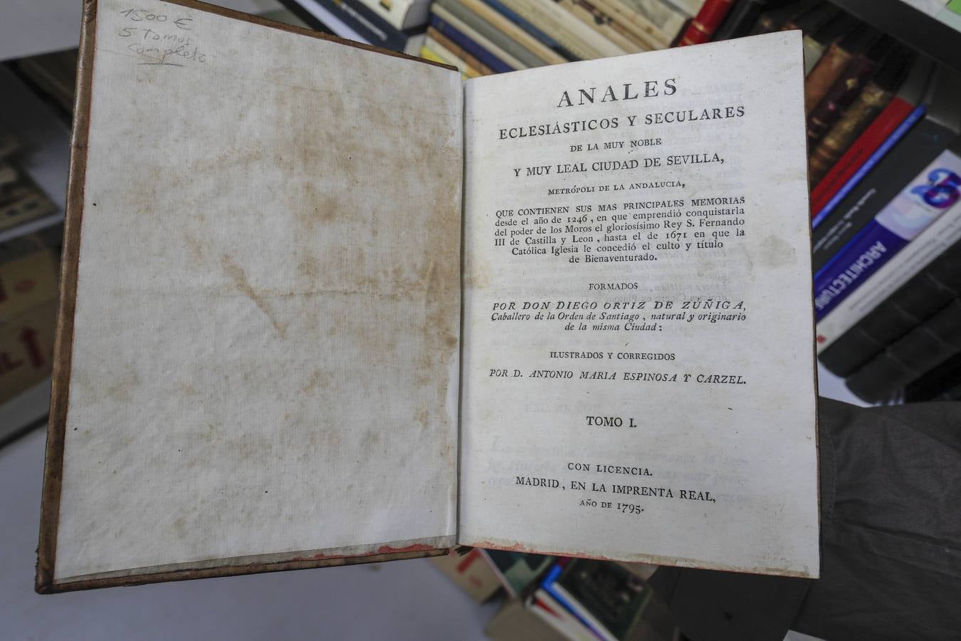 La feria del libro antiguo, en imágenes, en la Plaza Nueva de Sevilla